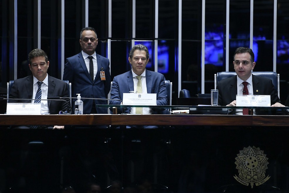 O presidente do Banco Central, Roberto Campos Neto, ao lado do ministro da Fazenda, Fernando Haddad, no Senado — Foto: Edilson Rodrigues/Agência Senado