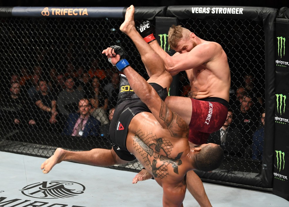 Thiago Marreta tenta um golpe de capoeira em Jan Blachowicz no UFC Praga — Foto: Getty Images