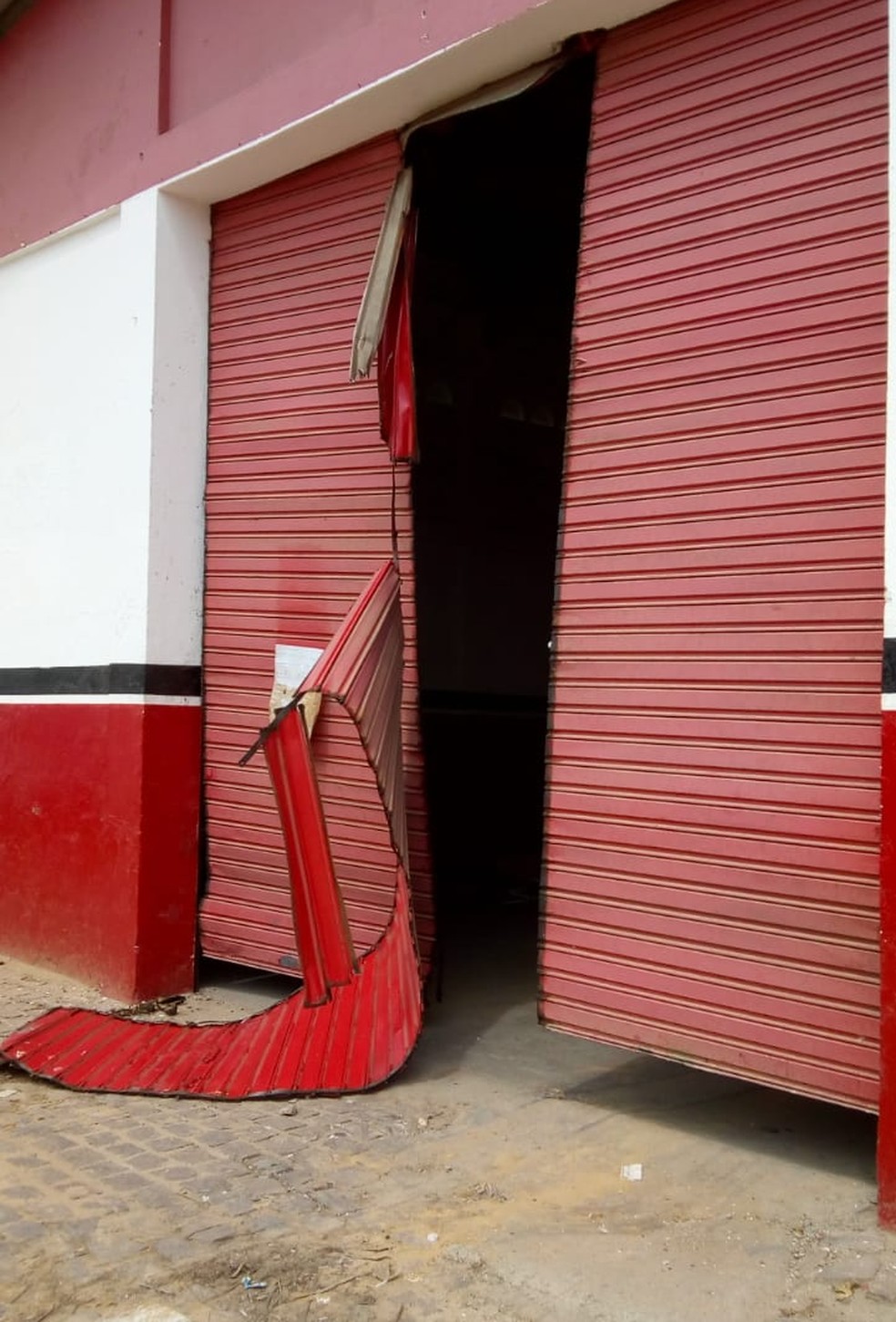 Porta de galpão foi arrombada por criminosos durante roubo de 400 pneus de caminhão na Grande Natal — Foto: Cedida