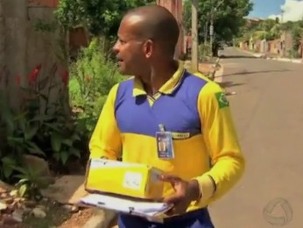 Carteiros estão trabalhando até aos finais de semana para compensar o atraso na entrega das encomendas (Foto: Reprodução/TVCA) Carteiros estão trabalhando até aos finais de semana para compensar o atraso na entrega das encomendas (Foto: Reprodução/TVCA)