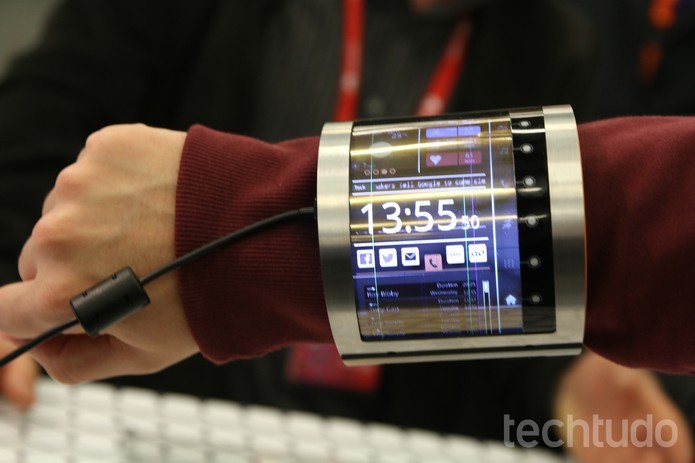 Tela OLCD é dobrado no pulso em formato de bracelete (Foto: Fabricio Vitorino/TechTudo)
