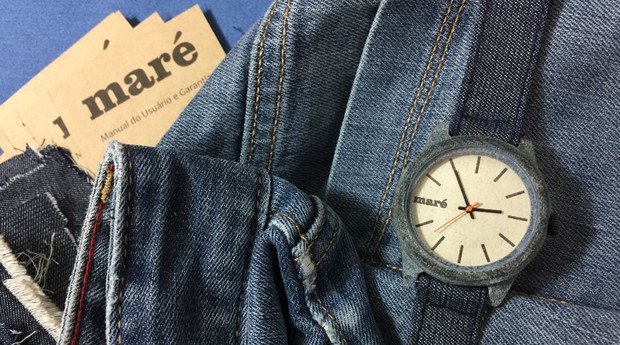 Relógio feito com sobra de jeans é novidade da empresa (Foto: Divulgação)