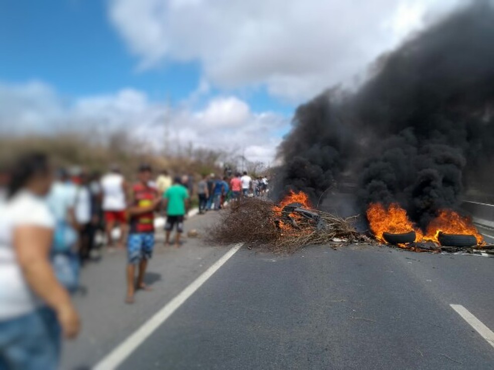 Manifestantes atearam fogo em pneus e bloquearam os dois sentidos da BR-232 durante protesto em Caruaru (Foto: PRF/DivulgaÃ§Ã£o)
