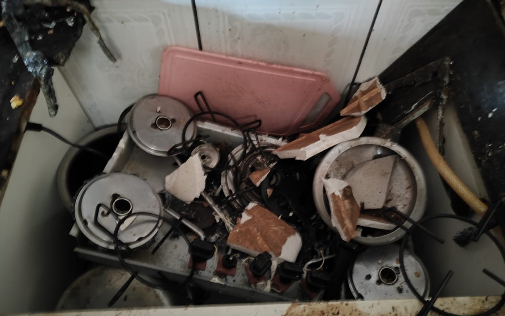 Panela de pressão explode, destrói fogão e vai parar em teto de casa em Goiás