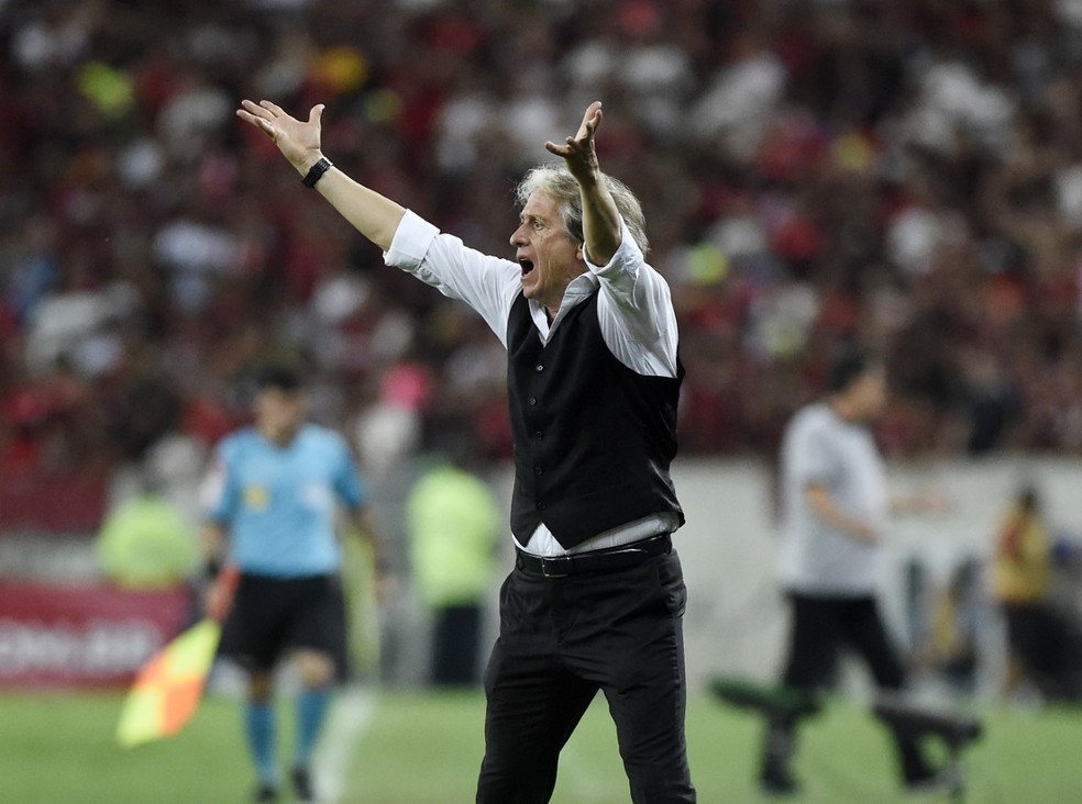 Jorge Jesus chama a atenção do time — Foto: André Durão 