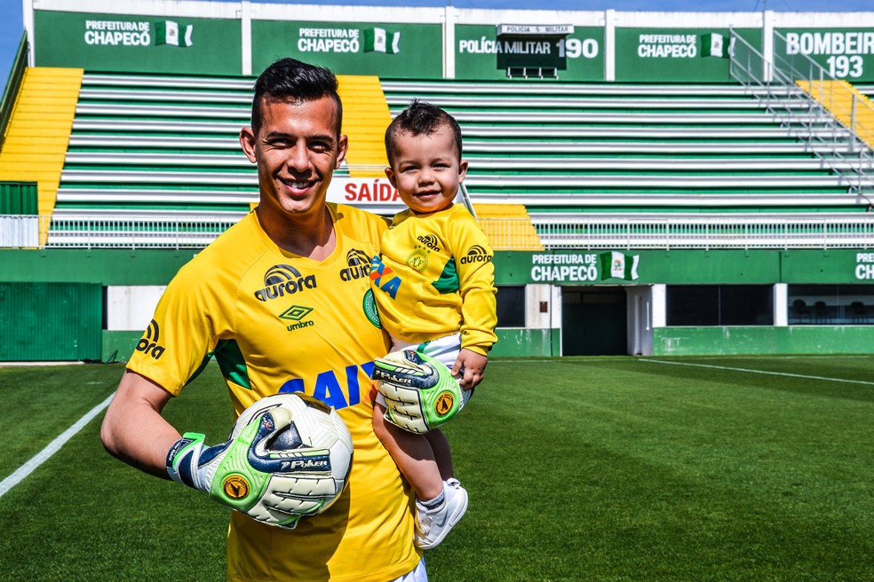 Danilo e Lorenzo em 2015: goleiro era Ã­dolo na Chape (Foto: Francieli Constante/ACF)