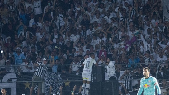 Ângelo comemora gol do Santos contra o Bragantino no alambrado