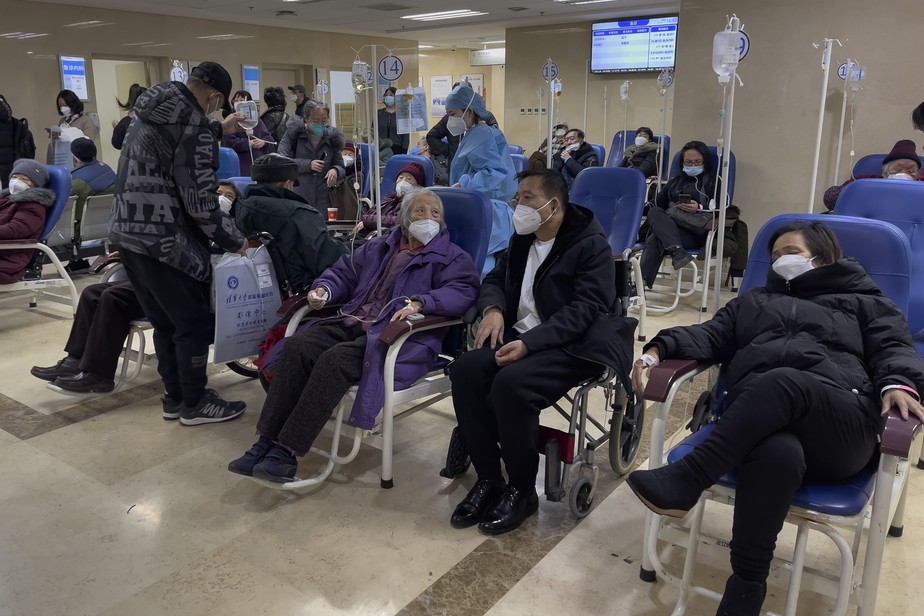 Pacientes com covid-19 são atendidos em emergência de hospital na China