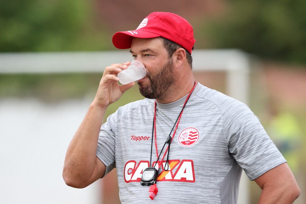Roberto Fernandes acha natural que o Náutico oscile no início da temporada (Foto: Marlon Costa / Pernambuco Press)