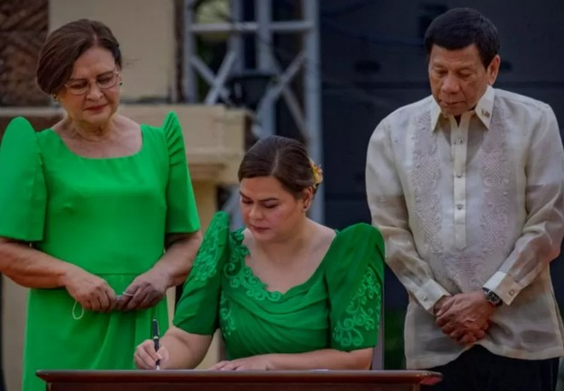 Sara Duterte (centro) é a nova vice-presidente das Filipinas (Foto: GETTY IMAGES (via BBC))