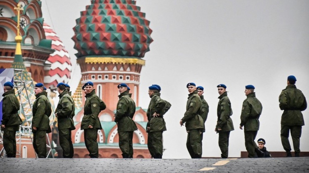 Soldados russos fazem fila na Praça Vermelha, no centro de Moscou, antes de cerimônia de incorporação de quatro territórios ucranianos à Rússia