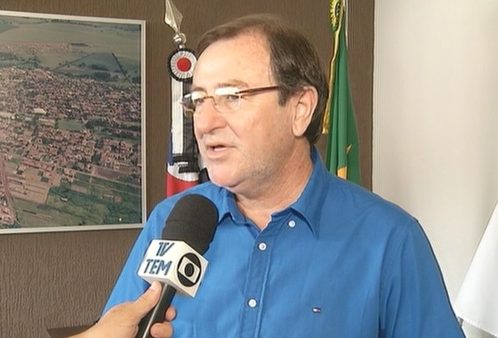 Sobrinho do prefeito pegou o carro oficial da garagem dele sem autorização (Foto: Reprodução / TV TEM)