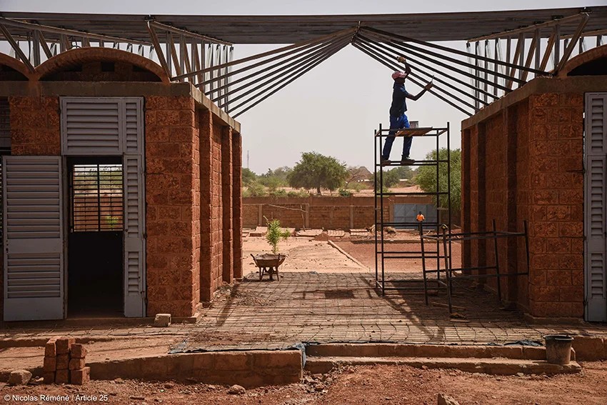 Organização humanitária de arquitetura constrói escola no Níger com material local (Foto: Grant Smith)