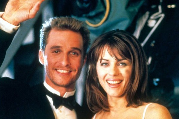 Matthew McConaughey e Elizabeth Hurley em cena de EDtv (1999) (Foto: Reprodução)