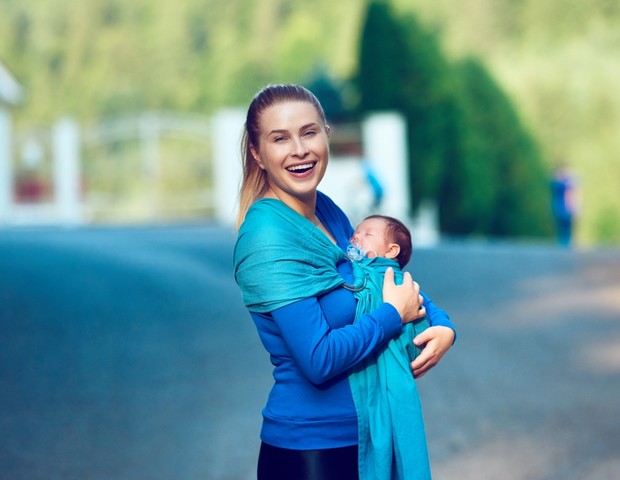 Caminha com o bebê no colo já é uma forma de integrar mães e pais com os filhos nas atividades físicas (Foto: Getty Imagens) Caminha com o bebê no colo já é uma forma de integrar mães e pais com os filhos nas atividades físicas (Foto: Getty Imagens)