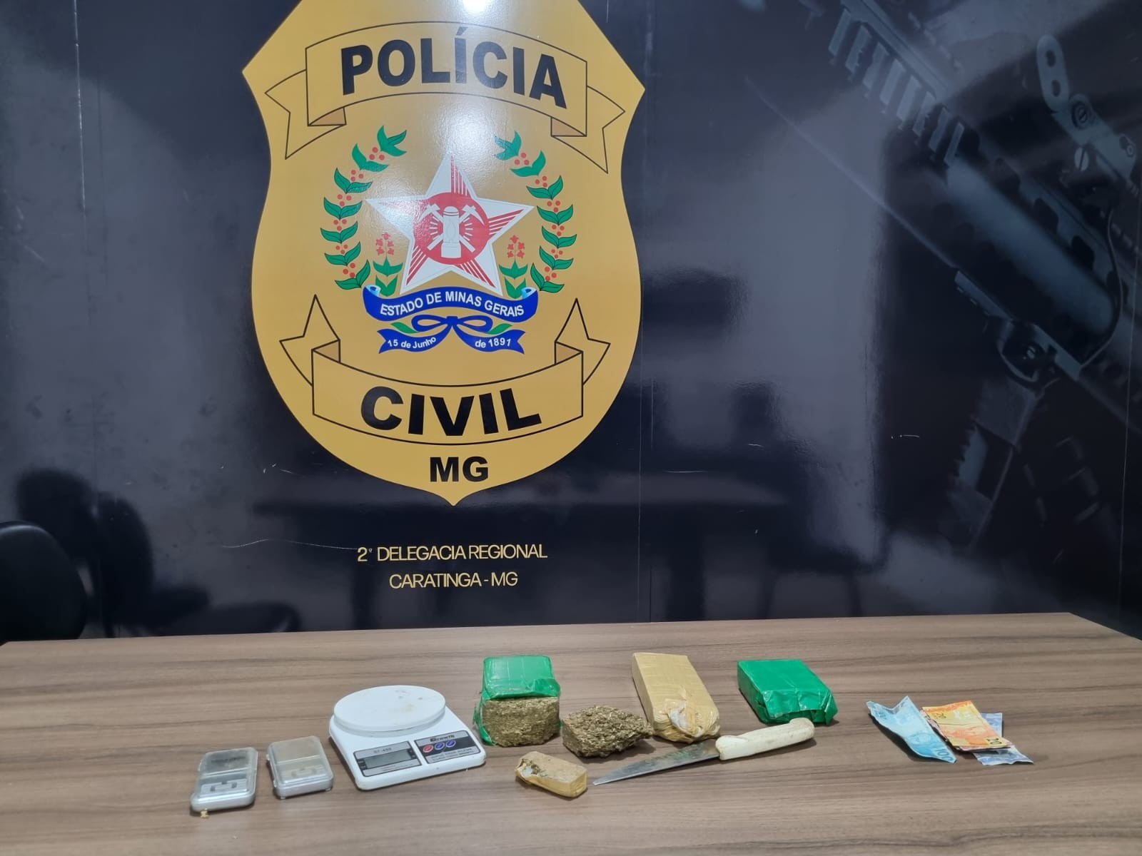 Polícia Civil apreende drogas após localizar imóveis usados como depósitos pelo tráfico, em Caratinga