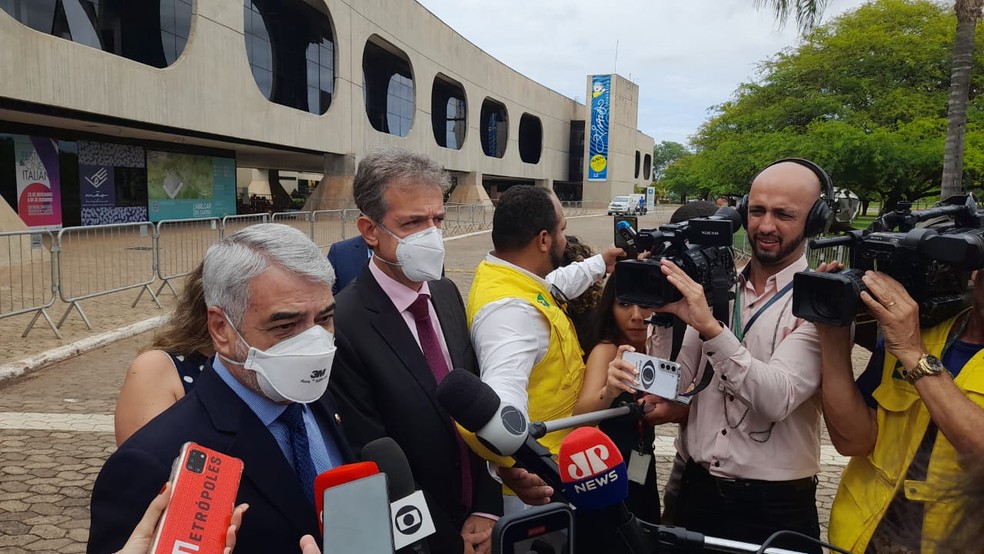 Ex-ministros Humberto Costa e Arthur Chioro, integrantes da equipe de Saúde da transição, concedem entrevista em Brasília — Foto: Guilherme Mazui/g1