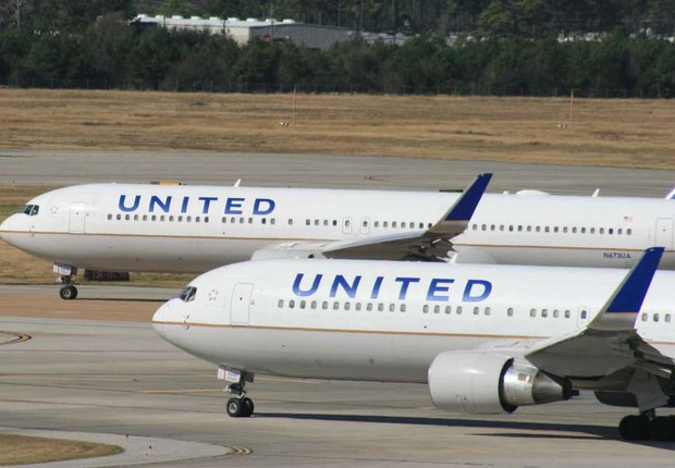 Aviões da companhia aérea United Airlines são vistos no aeroporto de Nova York (Foto: Getty Images)