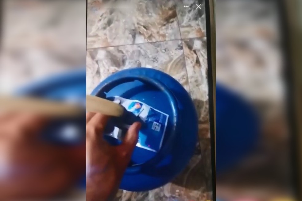 Imagem enviada à esposa mostra homem abrindo botijões de gás em Fartura; casa explodiu e policiais ficaram feridos — Foto: Arquivo Pessoal