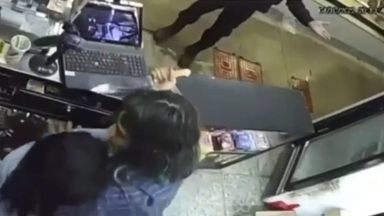 Mulher é feita refém por ex-companheira armada com faca na Tijuca; veja vídeo