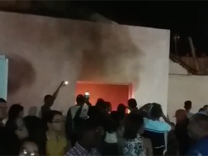 Bilheteria da casa de show foi incendiada durante confusão (Foto: Divulgação/PM)