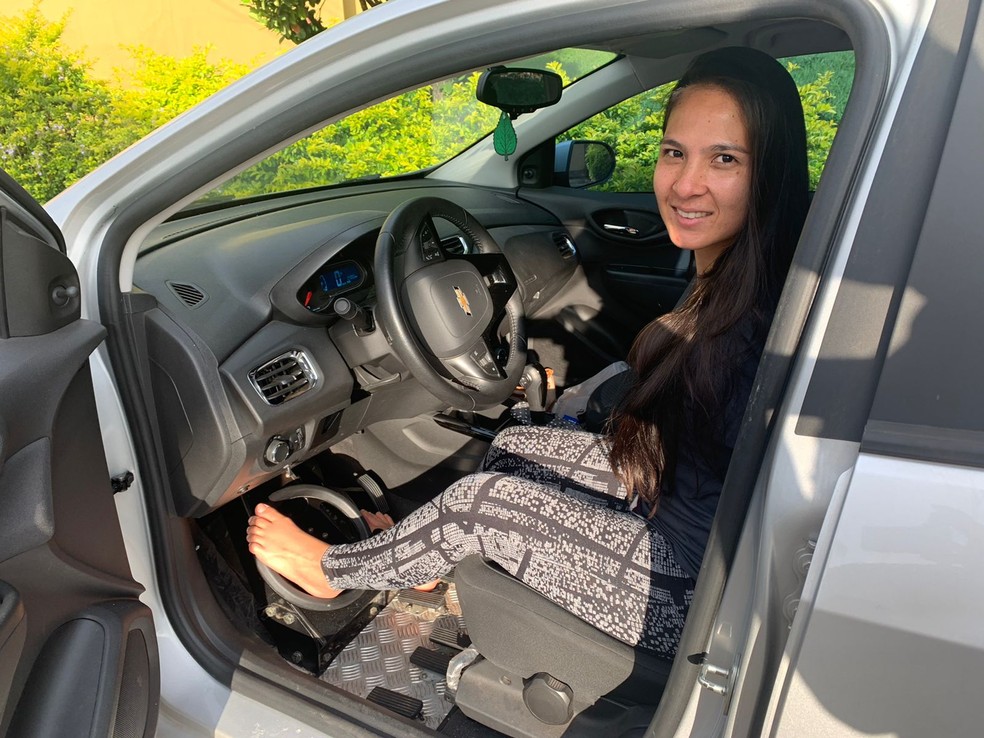 Carolina Tanaka nasceu sem os dois braços e utiliza adaptações em seu Chevrolet Prisma — Foto: Arquivo pessoal 