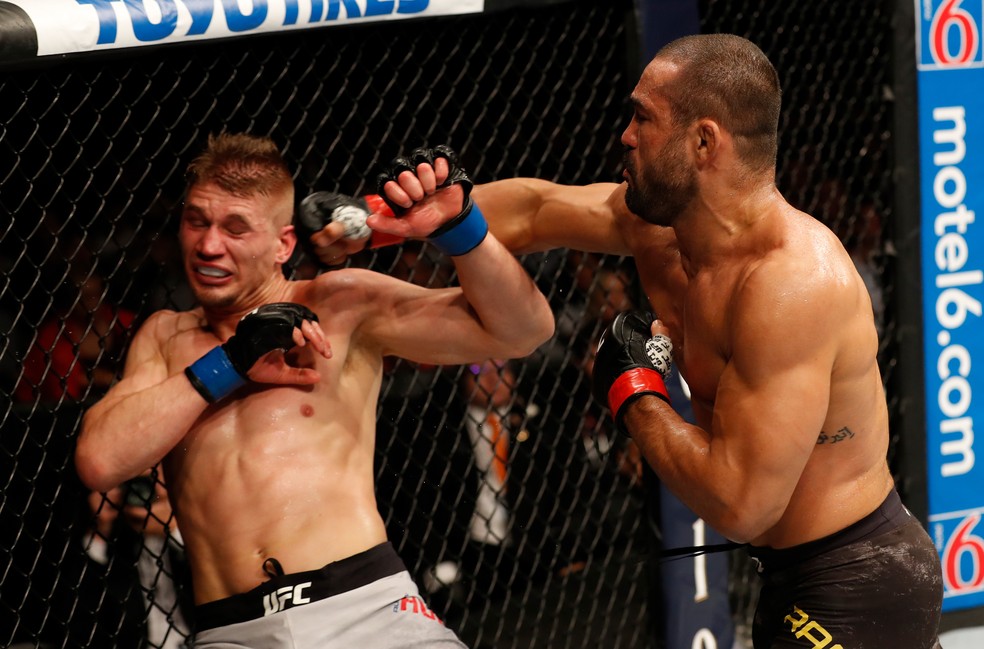 Davi Ramos acerta golpe em Austin Hubbard na sua vitÃ³ria no UFC Rochester â?? Foto: Getty Images