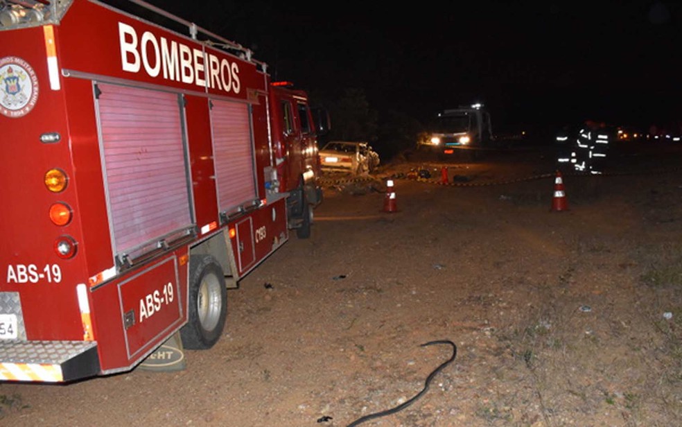 Duas pessoas morreram em acidente na BR-116, na noite de domingo (Foto: Anderson Oliveira/ Blog do Anderson)