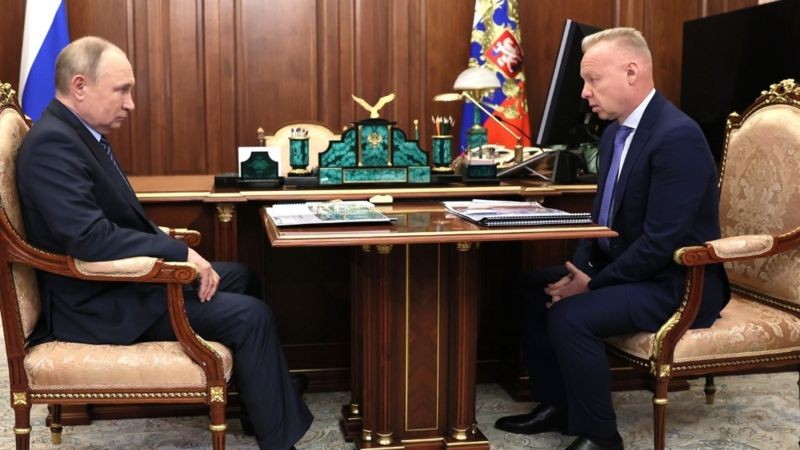 O empresário Dmitry Mazepin é tido como próximo de Vladimir Putin. Em janeiro deste ano, os dois se encontraram no Kremlin (Foto: Kremlin via BBC News)