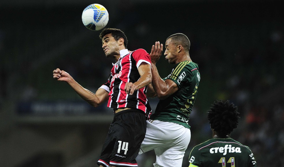 Kardec, pelo São Paulo, e Vitor Hugo, pelo Palmeiras, em Choque-Rei de 2015 — Foto: Marcos Ribolli