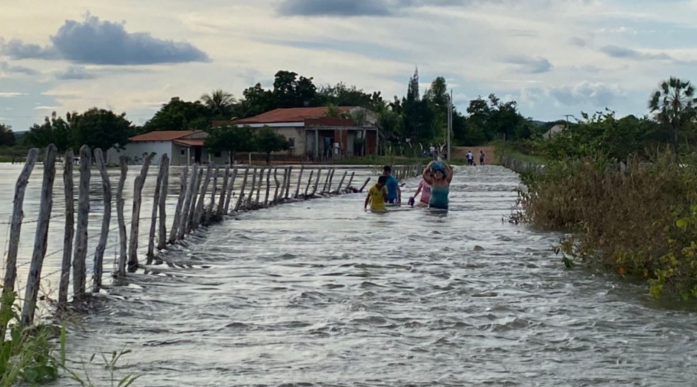 Moradores deixam suas residências com água na cintura na cidade de Cedro. — Foto: Marciel Bezerra/Arquivo Pessoal