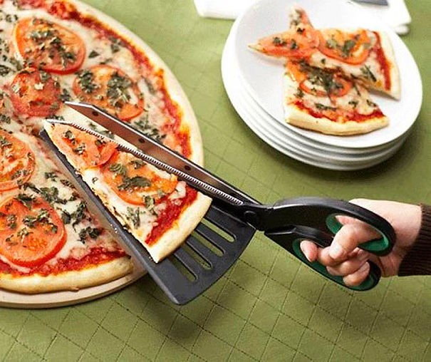 Tesoura corta e já separa pedaços de pizza (Foto: Reprodução)