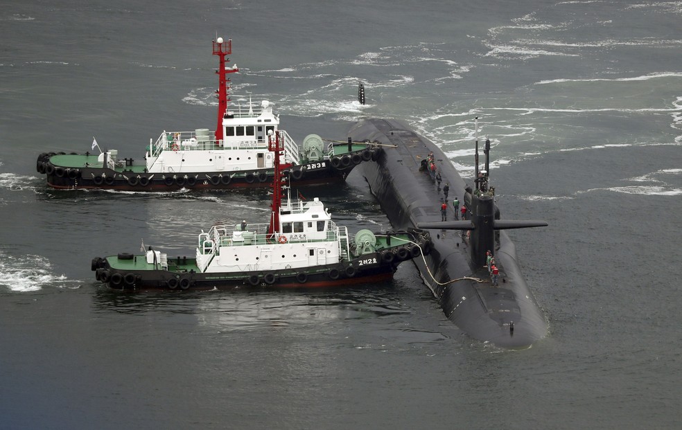 Submarino USS Michigan é reabastecido nesta terça-feira (25) no porto de Busan, na Coreia do Sul (Foto: Jo Jung-ho/Yonhap via AP)