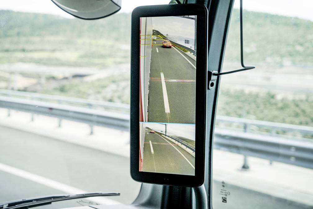 Monitor de 15 polegadas substitui espelho retrovisor no Mercedes-Benz Actros (Foto: DivulgaÃ§Ã£o)