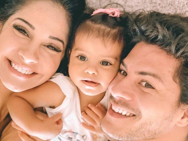 Mayra Cardi e Arthur Aguiar com a filha, Sophia (Foto: Reprodução/Instagram)