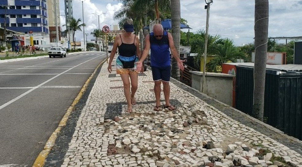 Calçadão da Roberto Freire está danificado — Foto: Pedro Trindade/Inter TV Cabugi