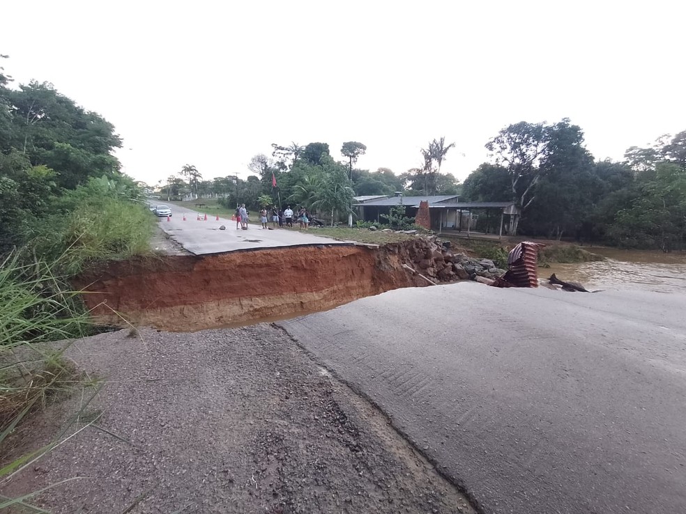 Cratera foi aberta no asfalto com a força das águas após forte chuva em Porto Velho — Foto: Eduarda Dejan/Rede Amazônica