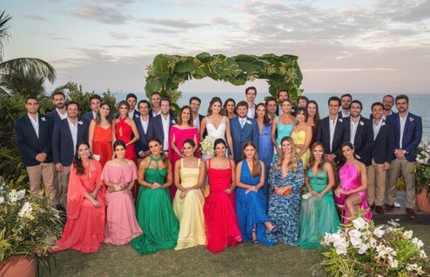 Os noivos Maysa Marques e Eduardo Mussi entre os casais de padrinhos (Foto: Reprodução / Instagram)