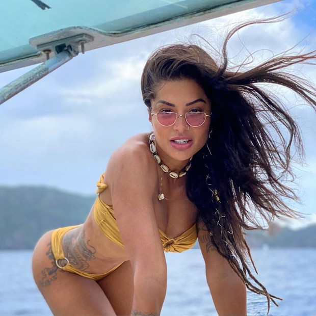 Aline Riscado esquenta a temperatura em foto em barco (Foto: Reprodução/Instagram)