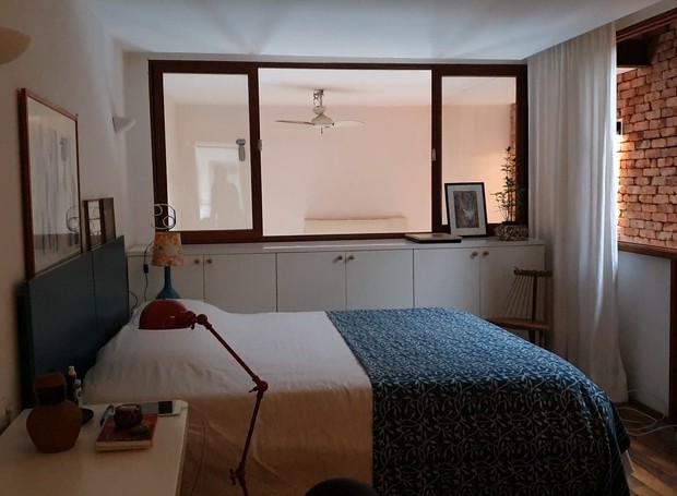 O quarto da arquiteta Leila Bittencourt fica no mezanino de sua casa (Foto: Divulgação/GNT)
