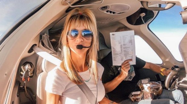 Cristiana, dona do perfil blondemouse no Instagram, pilota aviões para conhecer o mundo (Foto: Reprodução)