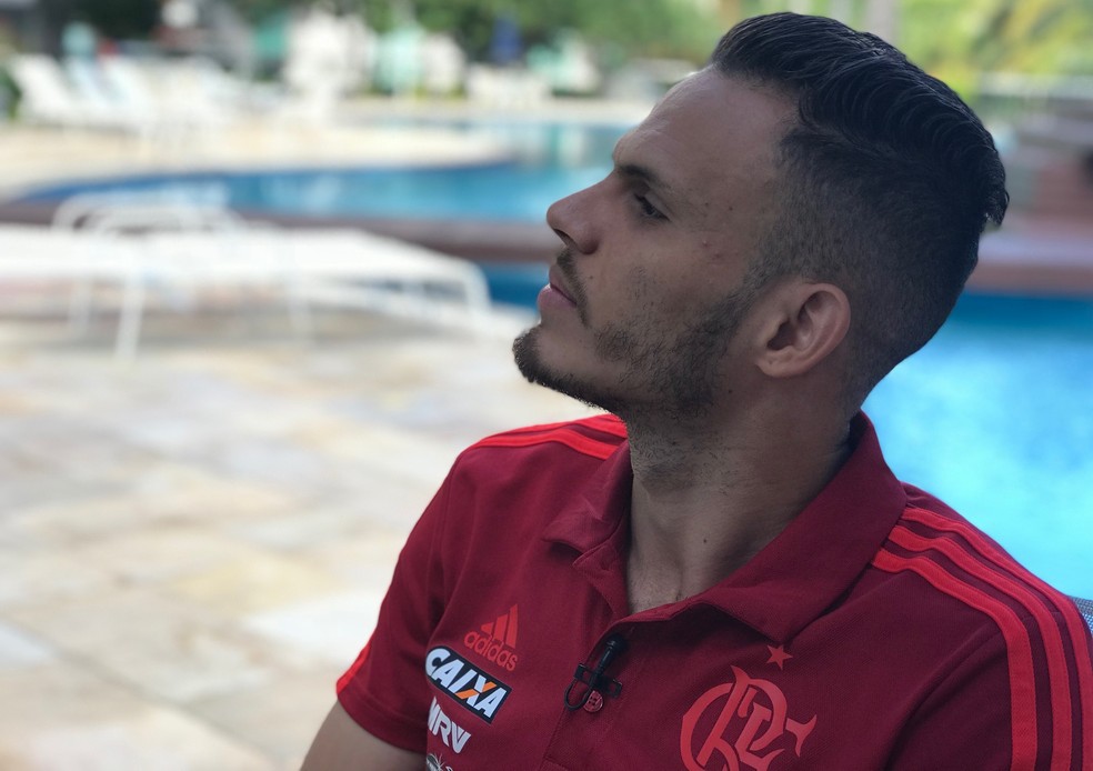 Renê durante entrevista ao Globo Esporte (Foto: Cahê Mota / GloboEsporte.com)