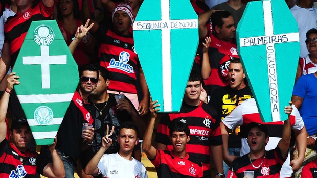 Torcida Flamengo com caixão Palmeiras (Foto: Marcos Ribolli / Globoesporte.com)