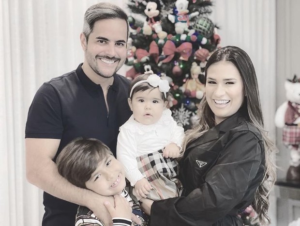 Simone ao lado de seu marido, o empresário Kaká Diniz, e com os filhos, Henry e Zaya  (Foto: Reprodução / Instagram)