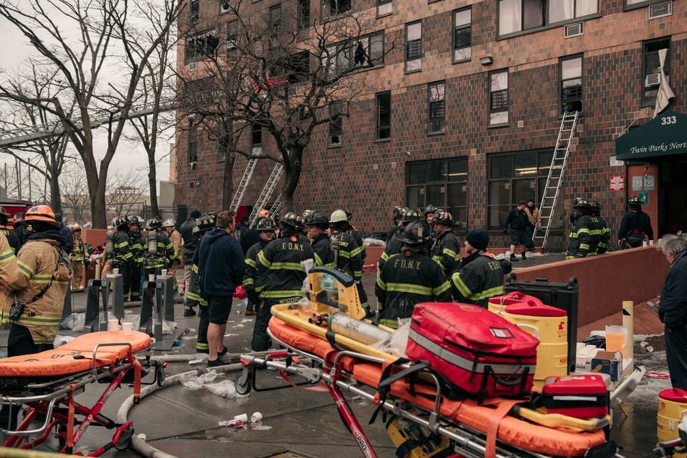 Equipes de resgate trabalham para resgatar moradores em prédio no Bronx, em NY, neste domingo (9) — Foto: Scott Heins / GETTY IMAGES NORTH AMERICA / Getty Images via AFP