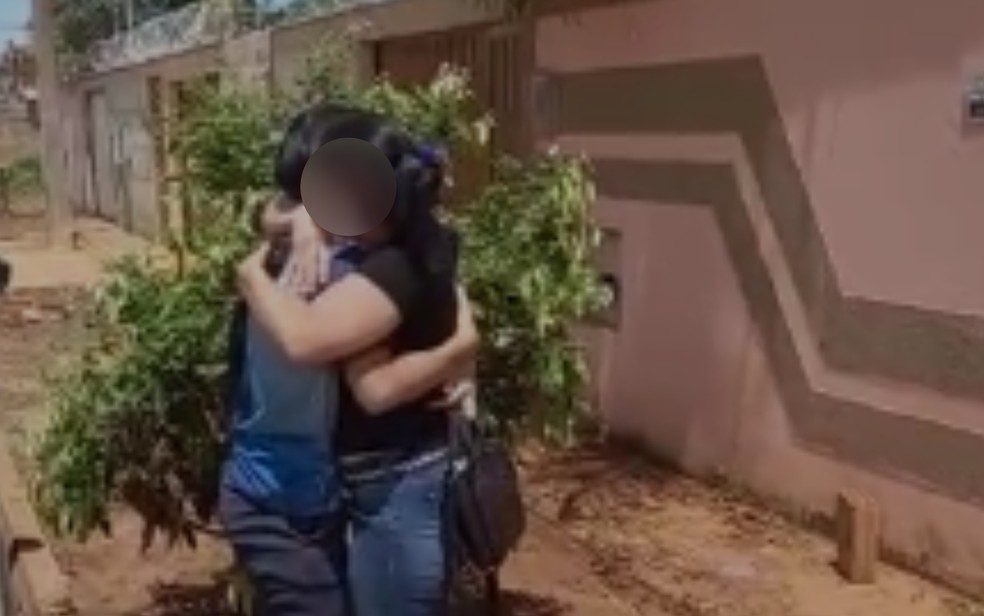 Adolescente abraça a mãe em reencontro após ser resgatada em Goiás — Foto: Conselho Tutelar/Divulgação