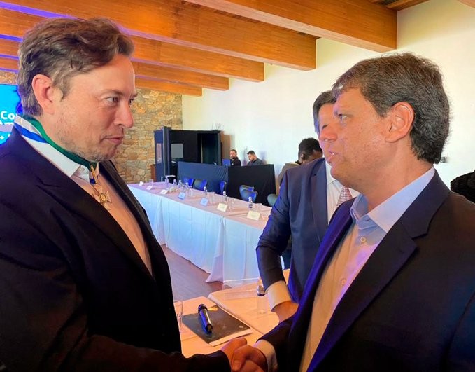 Musk cumprimenta Tarcísio Gomes de Freitas, ex-ministro de Infraestrutura do governo Bolsonaro   — Foto: Reprodução / Twitter
