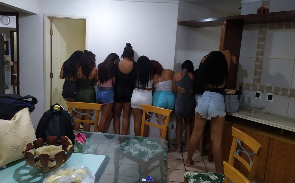 Segundo a polícia, foram localizadas drogas, como lança-perfume, cocaína e maconha na festa — Foto: Divulgação/Polícia Militar