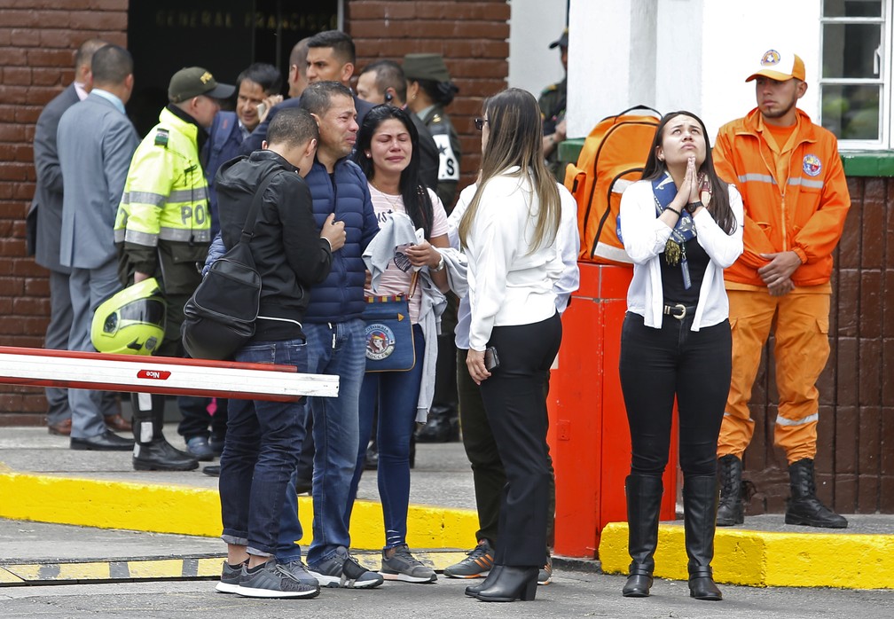 Familiares de vÃ­timas se reÃºnem na entrada da Academia General Santander, em BogotÃ¡, onde um carro-bomba explodiu â€” Foto: AP Photo/John Wilson Vizcaino