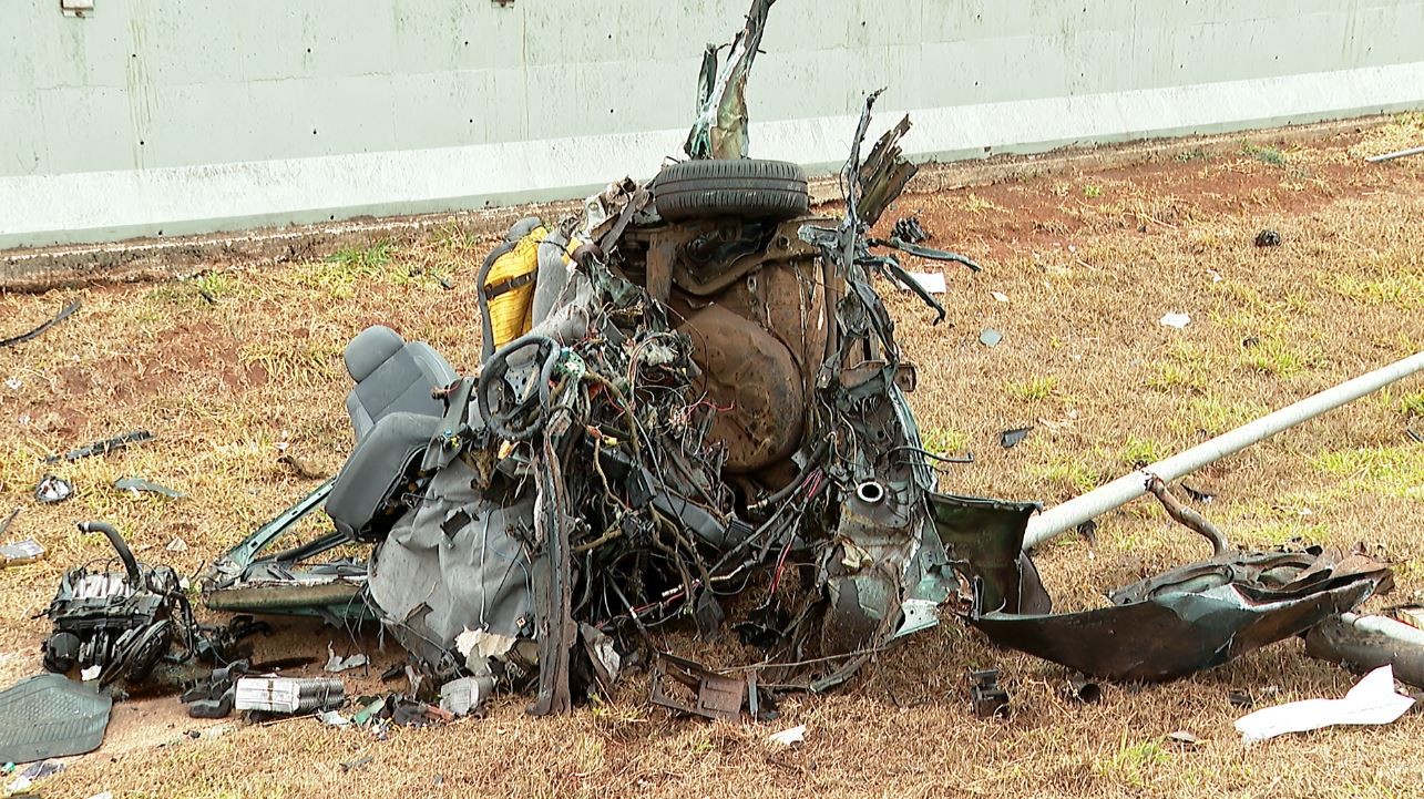 Imagens de acidente que causou morte na Rodovia Anhanguera em Ribeirão Preto, SP, mostram carro destruído